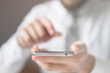 Genç işadamı onun elinde banka kredi kartıyla. Online Döviz Alım Satım ticaret. Malların online ödeme. Online ödeme telefon aracılığıyla. Akıllı telefon ve Internet ticaret.