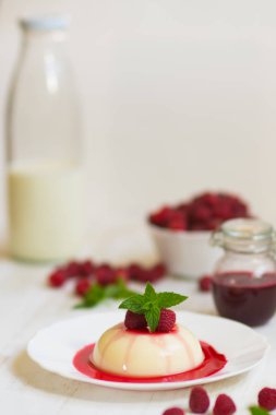 Ahududu ile panakota. Dikey vurdu. Yaz tatlı. Yakın çekim. Açık renkli.