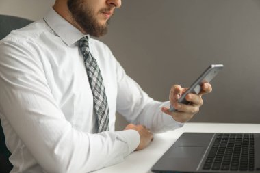 Online alışveriş. gönderen e-posta, hareket eden telefon. Telefonu kapatın. Office iş kavramı. İşadamı bir akıllı telefon kullanır. Beyaz arka plan.