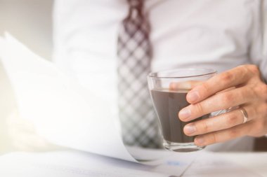 Bir dizüstü bilgisayar ile çalışır. Açık renkli. Genç işadamı sakallı. İşadamı ofis işleri ile bilgisayar ofis işleri tablo. Mali iş.