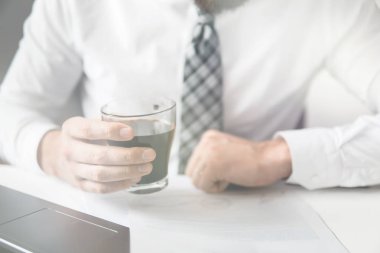 İş adamı iş bilgisayar ile ofis işleri tablo. Mali iş. Smartphone el genç işadamı sakallı. Bir dizüstü bilgisayar ile ofis işleri. Açık renkli. Yakın çekim.