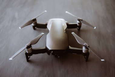 Renk dostum. Siyah bir tabloda yeni bir siyah dron. Yakın çekim. Dronlar yaşam ve sanayi kullanarak kavramı. Yenilik fotoğraf kavramı. Gökyüzü üzerinde dijital fotoğraf makinesi.