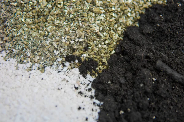 Solo para cultivo de cannabis. Fecha. Substrato para marijuana. Uma mistura de terra, perlite e vermiculite. O conceito de cultivo de cannabis medicinal no interior doore . — Fotografia de Stock