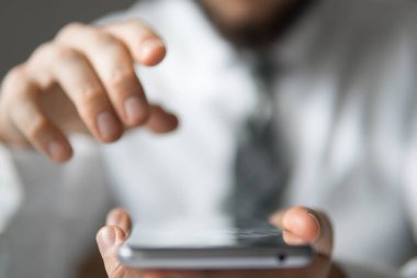 Online ödeme. Online ödeme telefon aracılığıyla. Akıllı telefon ve Internet ticareti. Online Ticaret. Genç işadamı Smartphone onun elinde.