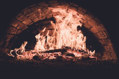 Fırında yangın. Kömürlerin pizza. Koyu arka plan. Bir yanan fırında pişirme kavramları. Yakın çekim. dostum renk