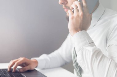 Malların internetten ödenmesi. Elinde banka kartı olan genç bir iş adamı. Çevrimiçi döviz ticareti. Akıllı telefon ve internet ticareti. Telefon üzerinden online ödemeler.