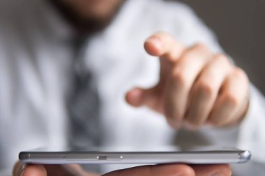 İşadamı bir akıllı telefon kullanır. Beyaz arka plan. Telefonu kapatın. Online alışveriş. Office iş kavramı. Gönderen e-posta, cep telefonu.