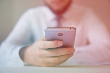 Online ödeme telefon aracılığıyla. Genç işadamı onun elinde banka kredi kartıyla. Akıllı telefon ve Internet ticareti. Malların online ödeme. Online Döviz Alım Satım ticaret.