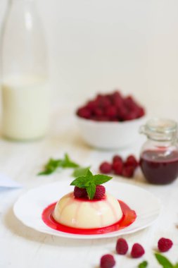 Yakın çekim. Dikey vurdu. Yaz tatlı. Ahududu ile panakota. Açık renkli.