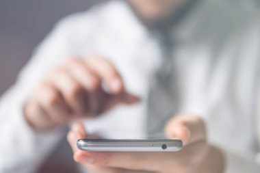 Akıllı telefon ve Internet ticareti. Online Döviz Alım Satım ticaret. Malların online ödeme. Online ödeme telefon aracılığıyla. Onun elinde banka kredi kartıyla genç işadamı.