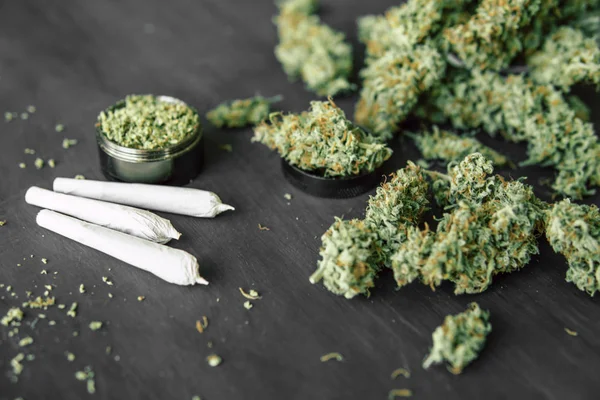Marijuana avec trichomes et mauvaises herbes Joint Macro de bourgeons de cannabis — Photo