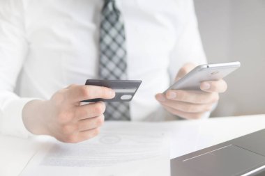 İşadamı bir smartphone telefon kadar yakın kullanır. Gönderen e-posta, hareket eden telefon. Online alışveriş. Office iş kavramı. İşadamı beyaz arka plan belgeleriyle çalışma.