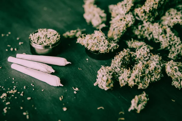 Marihuana mit Trichomen und Unkraut Joint Makro von Cannabis-Knospen launiger Grünton — Stockfoto