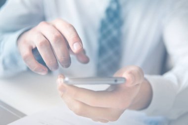 Online ödeme telefon aracılığıyla. Genç işadamı onun elinde banka kredi kartıyla. Online Döviz Alım Satım ticaret. Malların online ödeme. Akıllı telefon ve Internet ticaret.