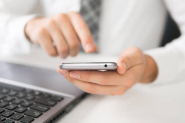 Telefonu kapatın. Office iş kavramı. İşadamı bir akıllı telefon kullanır. Beyaz arka plan. Online alışveriş. gönderen e-posta, cep telefonu.