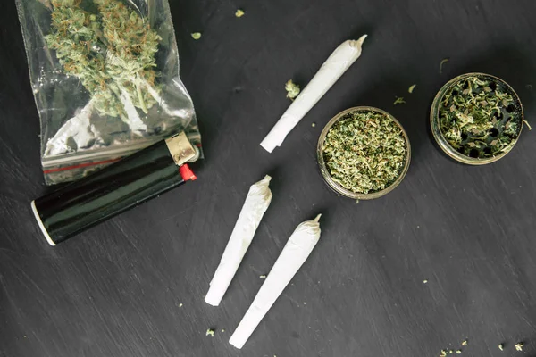 Hierba común Macro de marihuana con cogollos de cannabis y tricomas —  Fotos de Stock