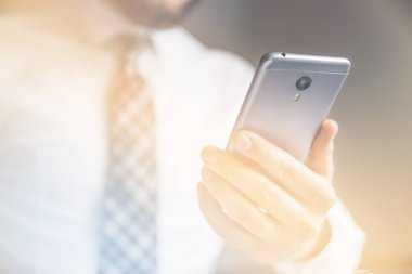 Telefon üzerinden online ödeme Ticaret Online. İşadamı Smartphone onun elinde. Akıllı telefon ve Internet ticareti. Online ödeme.