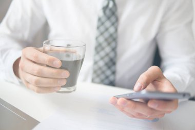 Gönderen e-posta, hareket eden telefon. Office iş kavramı. Beyaz arka plan belgeleriyle çalışma iş adamı. Online alışveriş. Bir smartphone telefon kadar yakın işadamı kullanır.