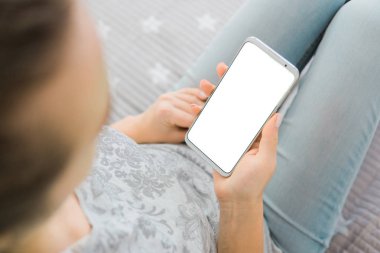 beyaz perde smartphone. yakın çekim. Kadının görüntüsünü mockup holding cep telefonu eller. Chroma anahtar.