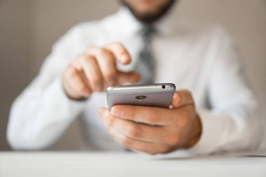 İşadamı kredi kartı ve bir akıllı telefon kullanır. Hareket eden telefon. Online ödeme. Office iş kavramı. Online alışveriş. Telefonu kapatmak.