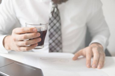 Smartphone el genç işadamı sakallı. Açık renkli. Mali iş. Bir dizüstü bilgisayar ile ofis işleri. İş adamı iş bilgisayar ile ofis işleri tablo. Yakın çekim.