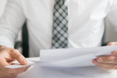 Mali iş. İşadamı ofis işleri ile bilgisayar ofis işleri tablo. Genç işadamı sakallı. Bir dizüstü bilgisayar ile çalışır. Açık renkli.