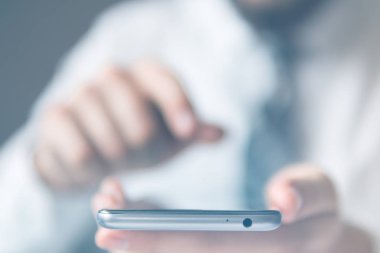 Online ödeme telefon aracılığıyla. Genç işadamı Smartphone onun elinde. Akıllı telefon ve Internet ticareti. Online Ticaret. Online ödeme.