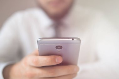 Malların online ödeme. Online ödeme telefon aracılığıyla. Online Döviz Alım Satım ticaret. Genç işadamı onun elinde banka kredi kartıyla. Akıllı telefon ve Internet ticaret.
