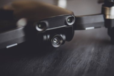 Siyah bir tabloda yeni bir siyah dron. Dronlar yaşam ve sanayi kullanarak kavramı. Drone kamera yakın makro ayrıntılar. Uzay kopyalayın. Yenilik fotoğraf kavramı. Dostum renk.