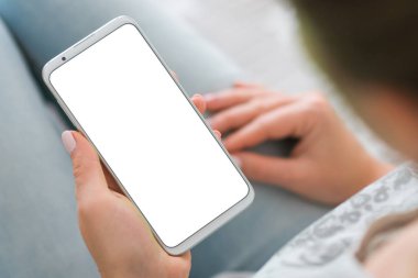 Mockup görüntü akıllı telefon. yakın çekim. Chroma anahtar. telefon tutarak. beyaz ekran kadının elleri smartphone telefon.