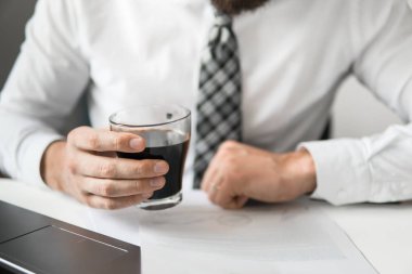 Mali belgeler iş. Yakın çekim. Bir dizüstü bilgisayar ile ofis işleri. Açık renkli. Smartphone el genç işadamı sakallı. Belgeler ile iş adamı çalışmalarına ofis işleri tabloda.