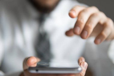 Beyaz arka plan. Telefonu kapatın. Online alışveriş. Office iş kavramı. Gönderen e-posta, hareket eden telefon. İşadamı bir akıllı telefon kullanır.