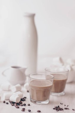 Soğutma içki kavramı. Marshmelow ve kahve fasulye masanın üzerinde. Yaz içeceği. Soğuk kahve süt ve çikolata. Açık renkli. Buzlu kahve.