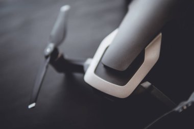 Renk dostum. Siyah bir tabloda yeni bir siyah dron. Renk dostum. Dronlar yaşam ve sanayi kullanarak kavramı. 