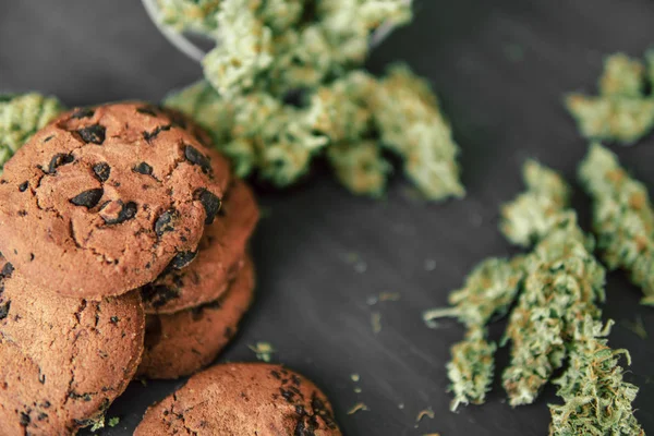 Cookies with cannabis and buds of marijuana on the table. Concept of cooking with cannabis herb. Treatment of medical marijuana — Stock Photo, Image