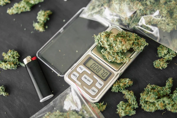 スケール、グラインダーと細切りの大麻のジョイントと雑草のパケットでマリファナ花の円錐形 — ストック写真