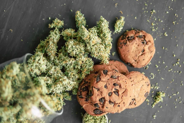 Galletas con cannabis y cogollos de marihuana sobre la mesa. Concepto de cocina con hierba de cannabis . —  Fotos de Stock