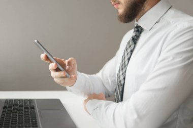 Online Ticaret. Akıllı telefon ve Internet ticareti. Online ödeme telefon aracılığıyla. Genç işadamı Smartphone onun elinde. Online ödeme.