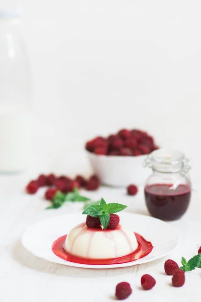 Vertical shot. Summer dessert. Light background. Close up. Panakota with raspberries and mint. — Stock Photo, Image