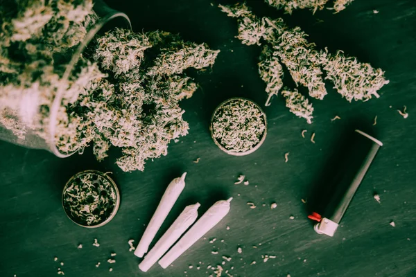 Макро марихуаны бутон с трихомами и раздавленные сорняки угрюмый зеленый тон — стоковое фото
