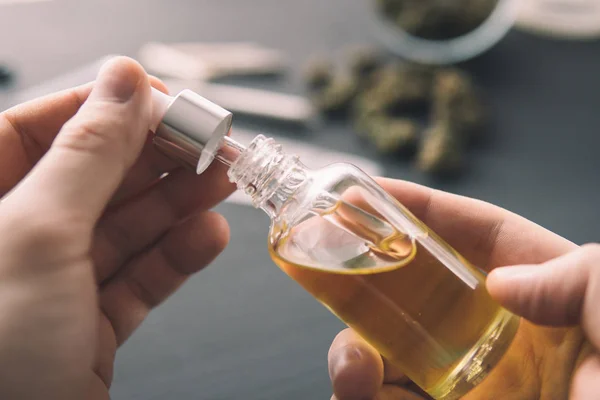 Hennep product, hand bedrijf fles cannabisolie in Pipet, close-up, natuurlijk kruid, medische marihuana concept, CBD cannabis olie. — Stockfoto
