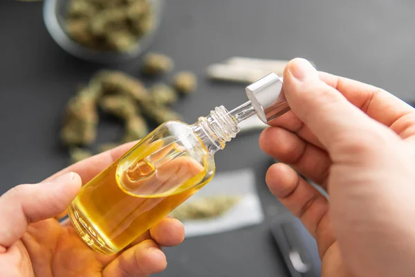 Natuurlijk kruid, close-up, medicinale marihuana concept, CBD cannabis olie. hennepproduct, handvat fles wiet olie in pipet, — Stockfoto