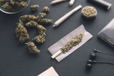 Siyah masada marihuana tomurcukları, yakın çekim, taze kenevirle öğütücü, esrarlı esrar,