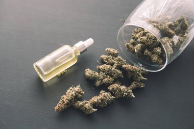 Kenevir ürünü, CBD kenevir yağı, doğal bitki, pipette kenevir yağı, tıbbi marihuana konsepti, kapat,