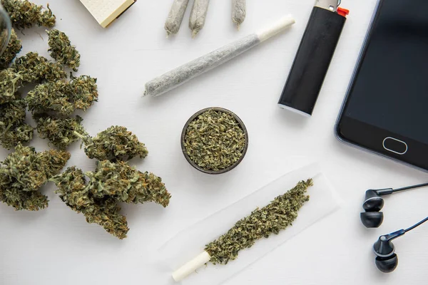 Närbild, Cannabis knoppar på svart bord, gemensamt med marijuana, kvarn med färskt gräs , — Stockfoto