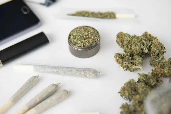 Cannabis-Knospen auf schwarzem Tisch, Mühle mit frischem Unkraut, Nahaufnahme, Joint mit Marihuana, — Stockfoto