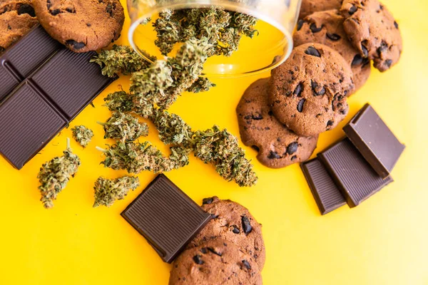 Cannabis CBD erba Cioccolato e biscotti. Biscotti e Cioccolato con Erba e Gemme — Foto Stock
