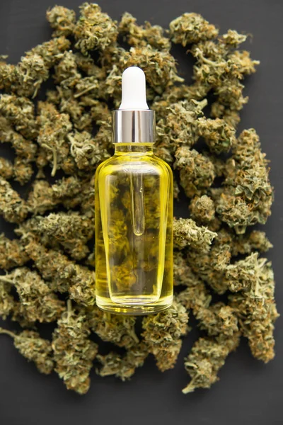CBD medizinisches Öl, Cannabisöl in Pipette, Cannabis-Marihuana-Konzept, Nahaufnahme, vertikaler Schuss — Stockfoto