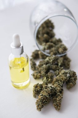 Cbd kenevir yağı. kenevir ürünü, pipet kenevir yağı şişesi, tıbbi marihuana kavramı, yakın çekim, dikey çekim