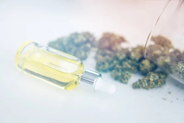 CBD cannabisolie, close-up, cannabisolie in Pipet, Medisch marihuana concept, natuurlijk kruid, licht lekken kleur tonen — Stockfoto